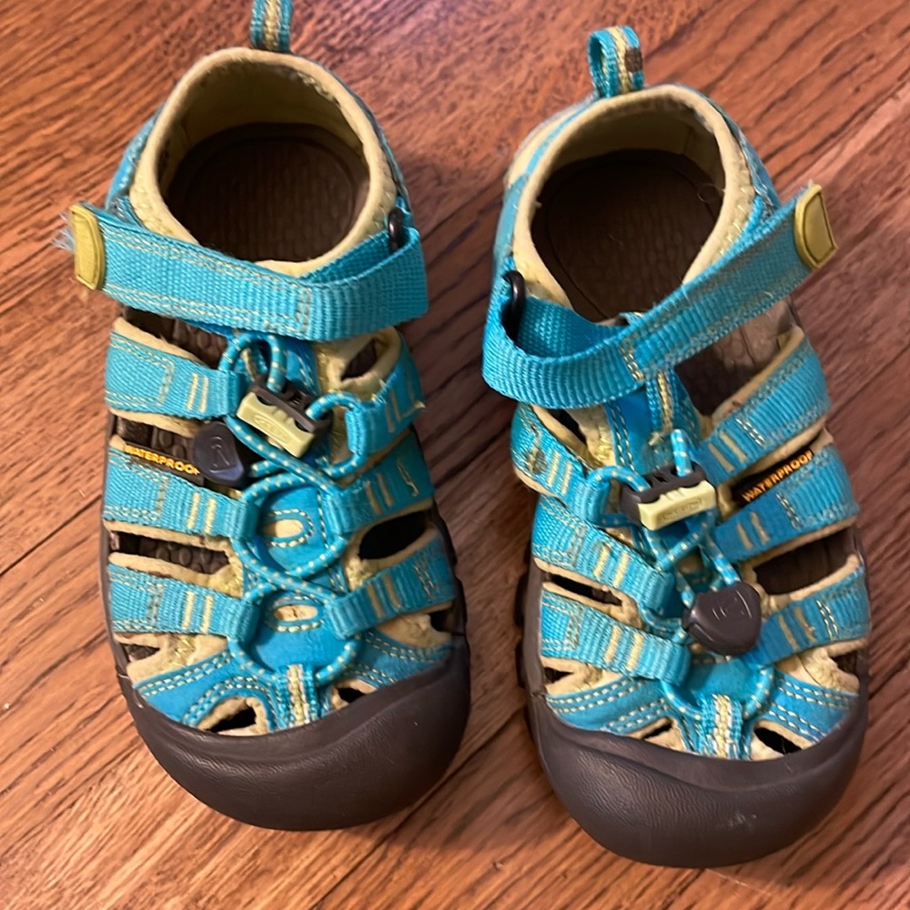 Little kids size 11 Keen’s